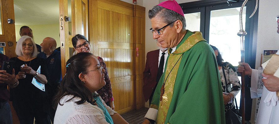 El Arzobispo García-Siller, M.Sp.S. sugiere a los jóvenes que no teman pedir consejo. 