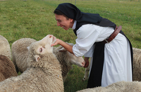 Sister Karla Gonçalves, O.C.S.O. gives DW some extra attention with a handful of grain.